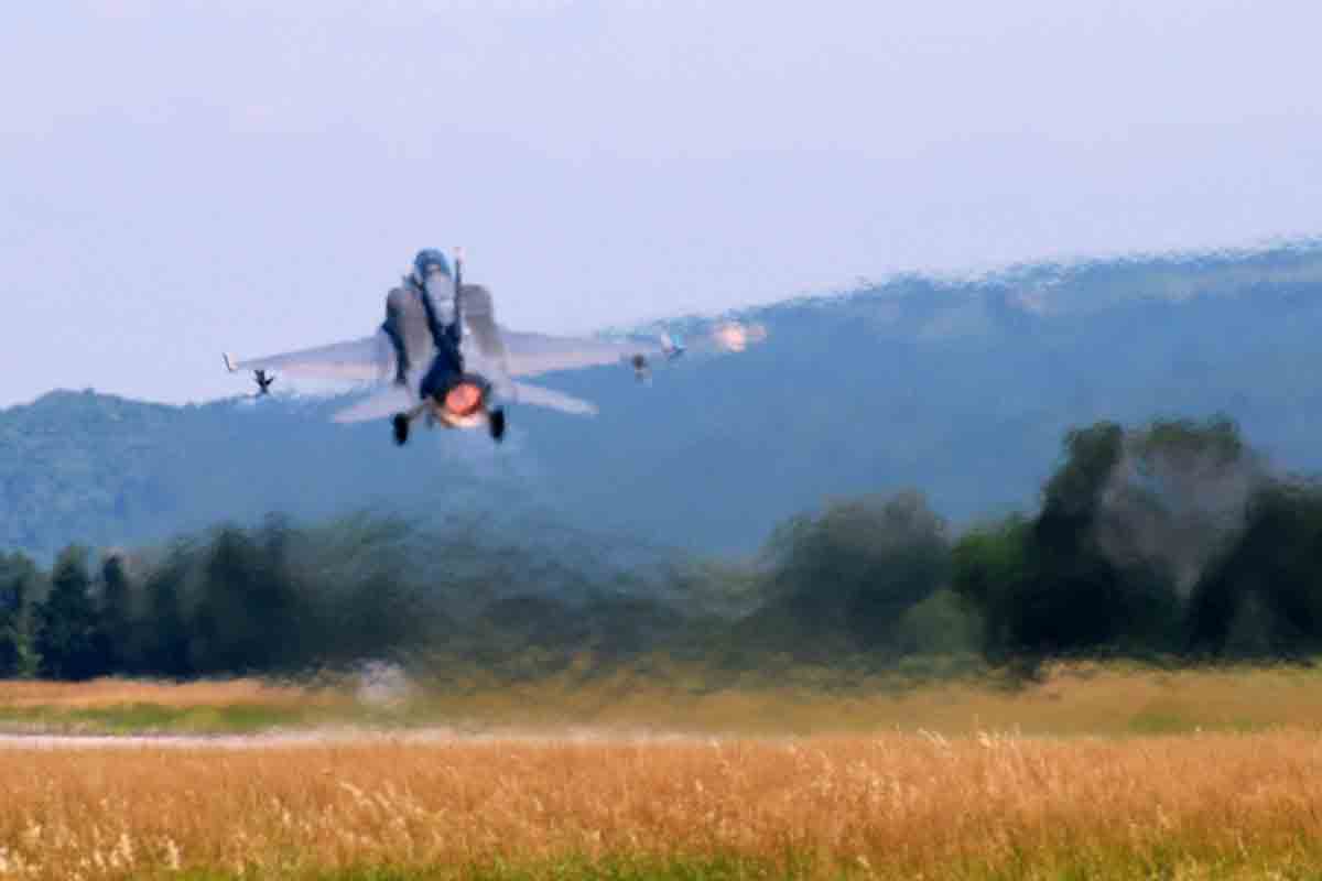 un F-16D+ della RSingAF al decollo dalla base aerea di Orange 9v.af_F16D decollo